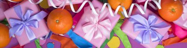 Dekoratif kompozisyon üç kutu hediye saten kurdele yay portakal konfeti serpantin doğum günü partisi ile banner.