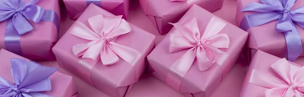 Banner decorativi scatole regalo vacanza con colore rosa su sfondo rosa . — Foto Stock