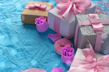 Hediye kutuları ile dekoratif Festival arka plan.