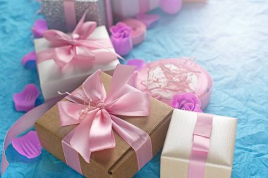 Hediye kutuları ile dekoratif Festival arka plan.