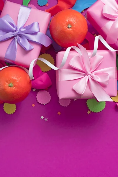 Dekorativní kompozice tři boxy s dárky saténovou stuhou luk pomeranče konfety hadovité oslava narozenin. — Stock fotografie