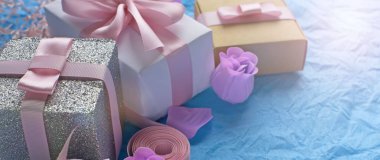 Hediye kutuları ile banner dekoratif Festival arka plan.