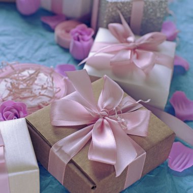 Hediye kutuları ile dekoratif Festival arka plan.