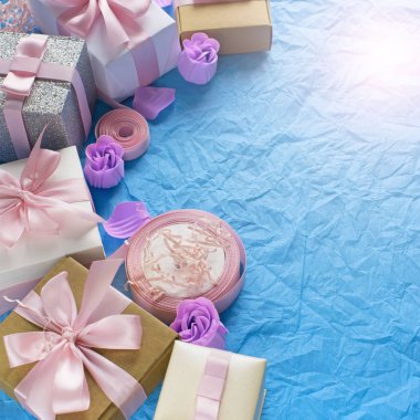 Hediye kutuları ile dekoratif Festival arka plan.