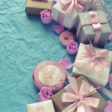 Hediye kutuları ile dekoratif Festival arka plan.