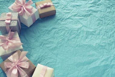 Hediye kutuları ile dekoratif Festival arka plan.