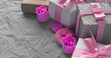 Hediye kutuları ile banner dekoratif Festival arka plan.