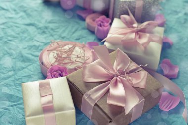 Hediye kutuları ile dekoratif Festival arka plan.