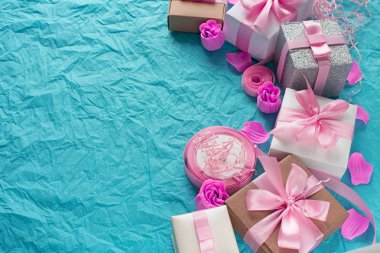 Hediye kutuları ile dekoratif Festival arka plan.