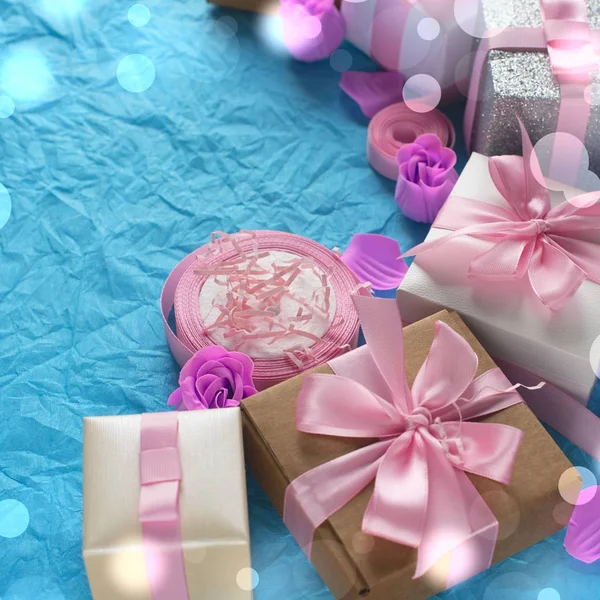 Decoratieve feestelijke achtergrond met geschenkdozen. — Stockfoto