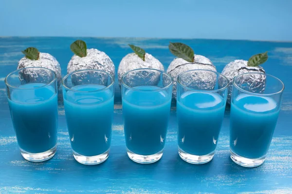 Cinco vasos Blue Drink surrealismo Apple Foil fondo azul Shabby . — Foto de Stock