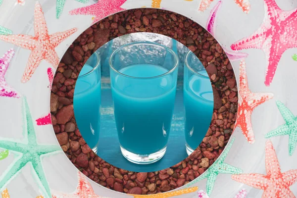 Vasos de cristal con bebida cóctel azul — Foto de Stock