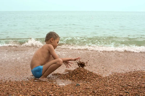 Bonito engraçado menino jogar na praia — Fotografia de Stock