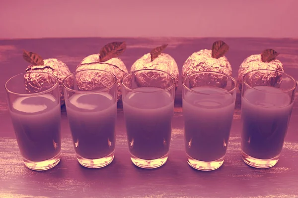 Vasos de cristal con bebida cóctel púrpura — Foto de Stock