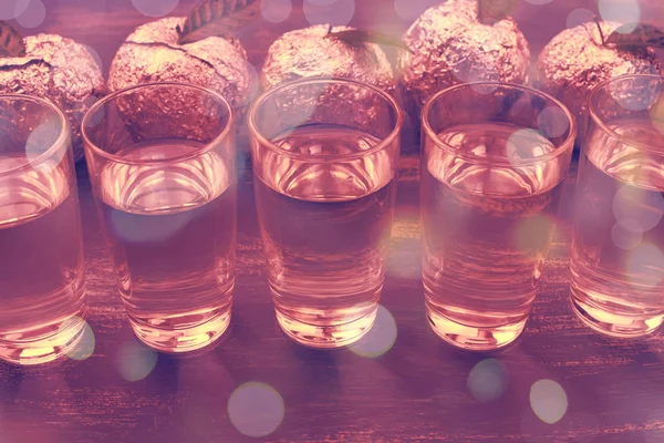 Vasos de cristal con bebida cóctel púrpura — Foto de Stock