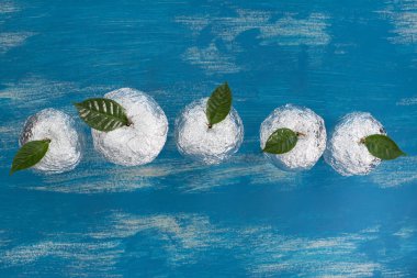 Beş elma kabuğu folyo ile doğal yeşil yaprakları.