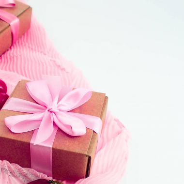 Şık kadın aksesuarları takı kutusu hediye beyaz zemin üzerine kırmızı boncuk pembe eşarp bileşimi.