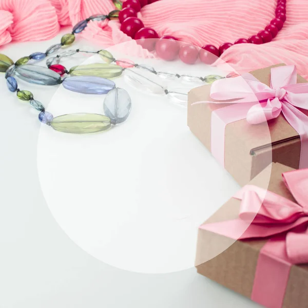 Divatos női kiegészítők ékszeres doboz ajándék piros gyöngyök rózsaszín sál a fehér háttér összetétele. — Stock Fotó