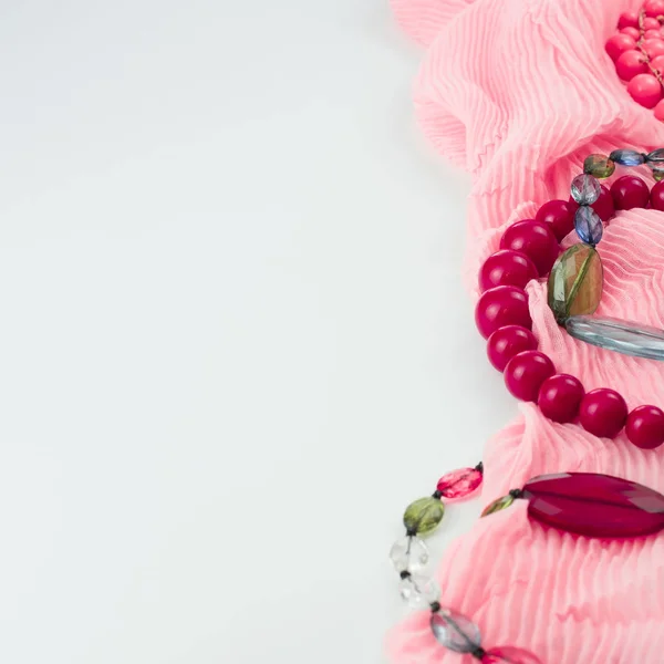 Composición de accesorios de moda para mujer Joyero regalo cuentas rojas Pañuelo rosa sobre fondo blanco . — Foto de Stock