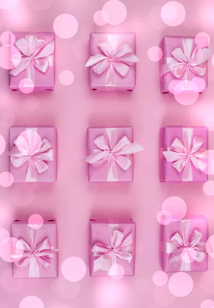 Декоративні святкові подарункові коробки з рожевим кольором на рожевому фоні . — стокове фото