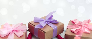 Kompozisyon üç karton kutular saten şerit yay arka plan ışığı banner.