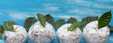 Dört elma kabuğu folyo doğal yeşil yaprakları ile banner.