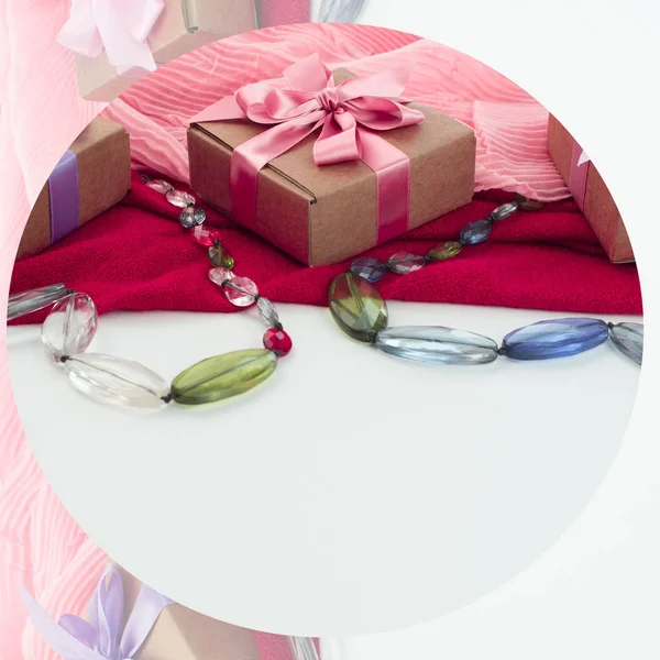 组合时尚女装饰品盒礼品红珠粉红色围巾白色背景. — 图库照片
