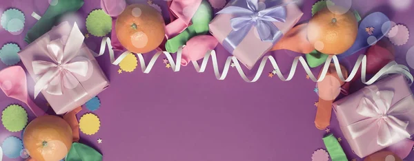 Transparent trzy pola dekoracyjnych kompozycji z darów wstążka satynowa kokarda pomarańcze konfetti serpentyn urodziny. — Zdjęcie stockowe