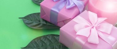 Tatil poster kutuları hediyeler bir milkshake bardak ile parlak bir yeşil arka plan afiş.