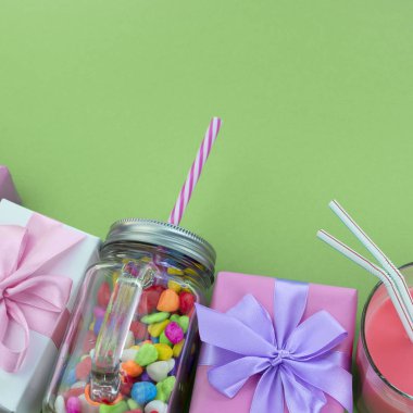 Topları şeker kokteyl malzeme ile hediye kutuları kümesi şenlikli kompozisyon.