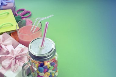 Topları şeker kokteyl malzeme ile hediye kutuları kümesi şenlikli kompozisyon.