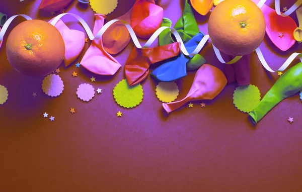 Surrealismo festivo cartaz balões laranja Confetti carnaval fundo ultravioleta . — Fotografia de Stock