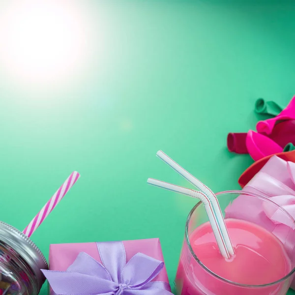 Conjunto de composiciones festivas de cajas de regalo con bolas de caramelo materiales de cóctel . — Foto de Stock
