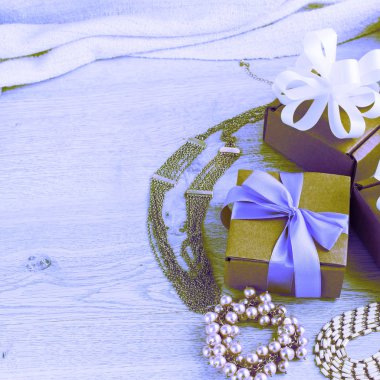 Sürrealizm hediye kutuları hediyeler ile.