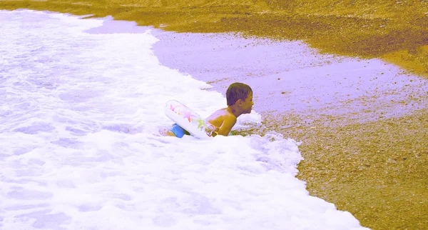Banner Surrealismo bel ragazzo divertente che gioca sulla riva del mare — Foto Stock