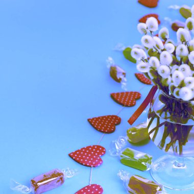 Sürrealizm twigs kedicikler şenlikli aranjman cam vazoda.