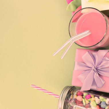 Topları şeker kokteyl malzeme ile hediye kutuları kümesi şenlikli kompozisyon.