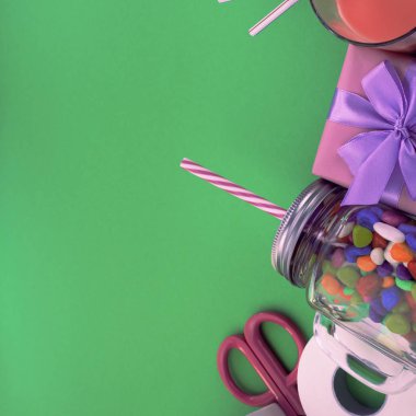 Topları şeker kokteyl malzeme ile hediye kutuları kümesi şenlikli kompozisyon.