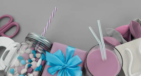 Banner Conjunto de composiciones festivas de cajas de regalo con bolas de dulces materiales de cóctel . —  Fotos de Stock