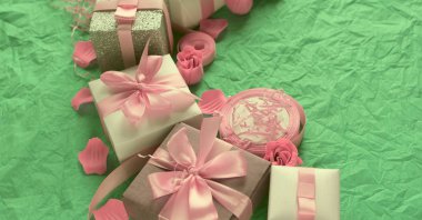 Hediye kutuları ile banner dekoratif Festival arka plan.