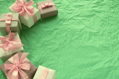 Hediye kutuları ile dekoratif Festival arka plan.