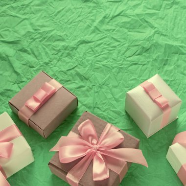 Hediye kutuları ile dekoratif Festival arka plan.