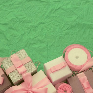 Hediye kutuları ile dekoratif Festival arka plan.