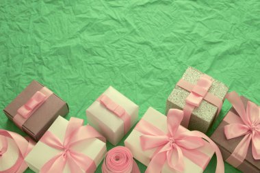 Hediye kutuları ile banner dekoratif Festival arka plan.