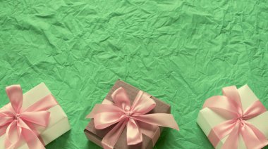 Hediye kutuları ile banner dekoratif Festival arka plan.