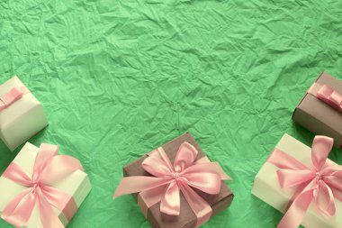 Hediye kutuları ile dekoratif Festival arka plan.