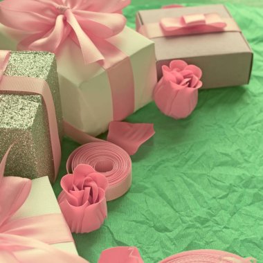 Hediye kutuları ile dekoratif Festival arka plan.