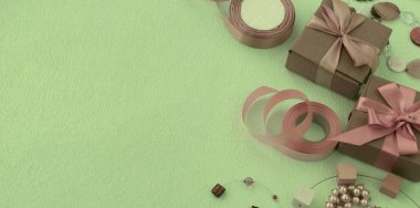 Afiş iki dekoratif kutu yeşil saten hediyeler ile yay arka plan şeridi. Bayan Takı Moda aksesuarlar.