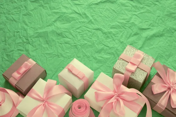 Hediye kutuları ile banner dekoratif Festival arka plan.