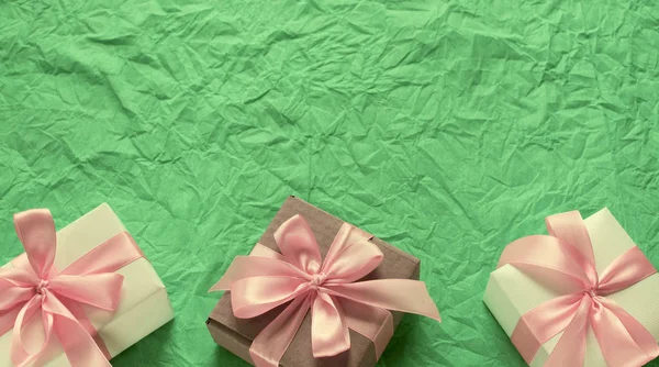 Hediye kutuları ile banner dekoratif Festival arka plan.